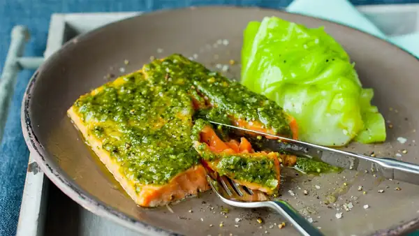 Salmón con pesto