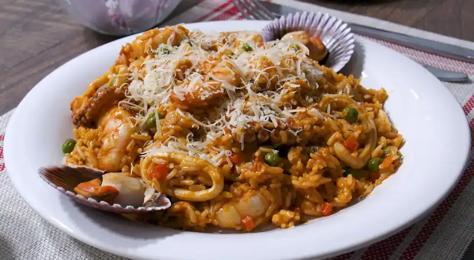 Prepare a delicious seafood rice dish with this easy recipe (Video)