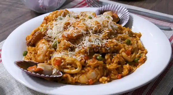 Prepare a delicious seafood rice dish with this easy recipe (Video)