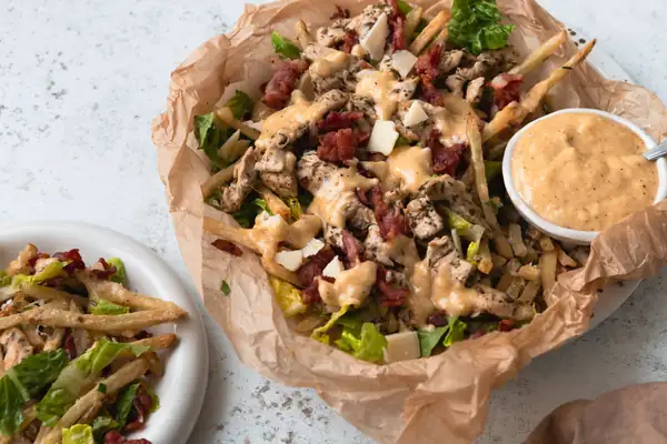 Loaded fries med kylling
