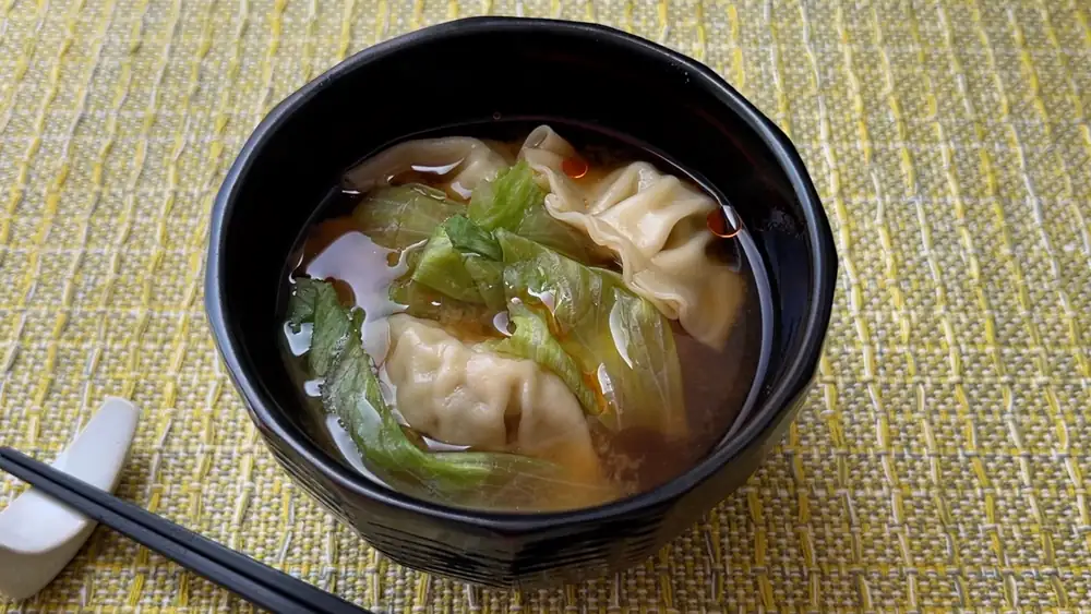 Sopa de miso con gyoza y lechuga