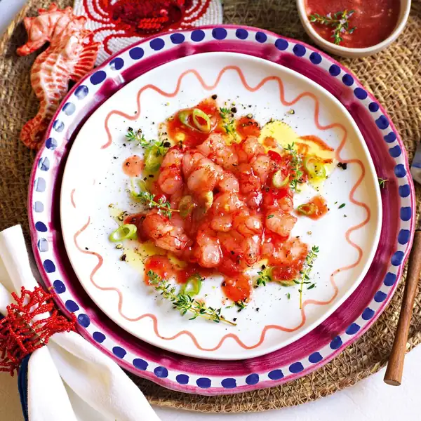 Tartar de gambas rojas con sopa de tomate
