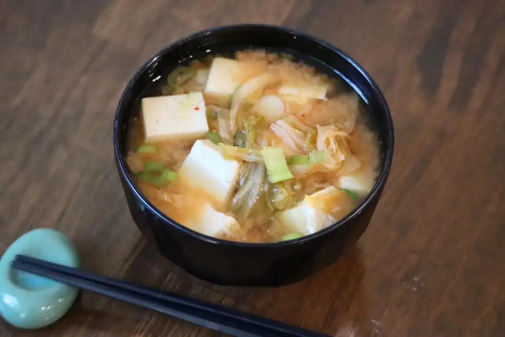 Sopa de miso con kimchi y tofu