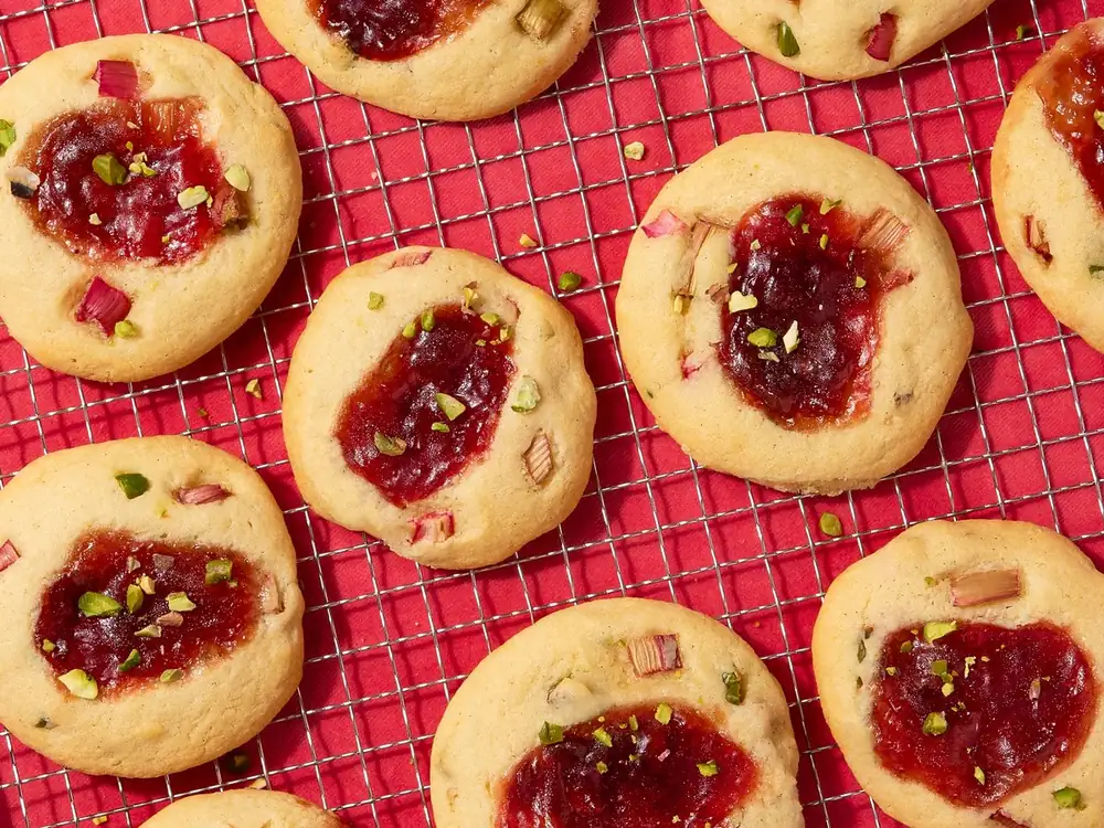 Fruity rhubarb cookies with pistachios