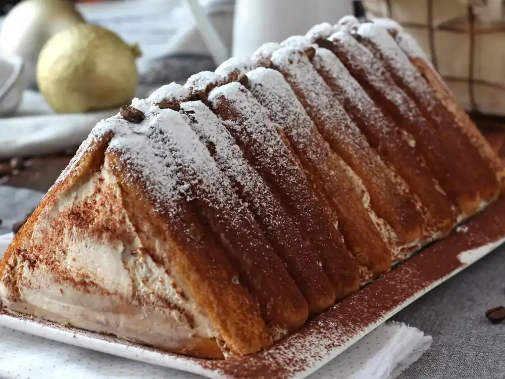 Tiramisu-flavored Christmas log without a mold: an easy and elegant dessert to surprise