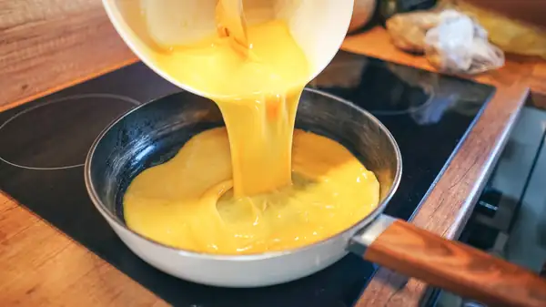 Haz que los huevos revueltos sepan como un brunch de 20 dólares con este queso cremoso y lujoso