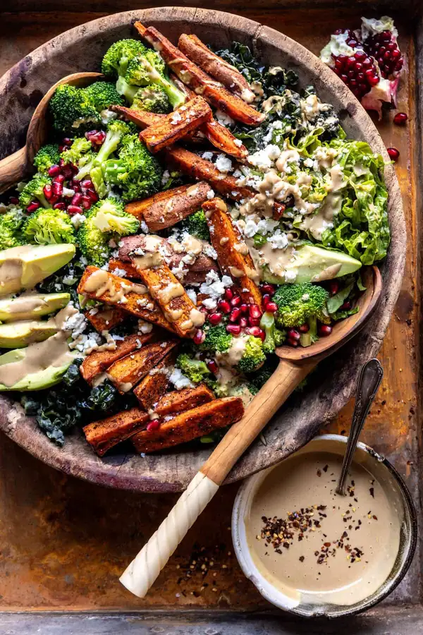 Ensalada verde intensa con aderezo de tahini y miso