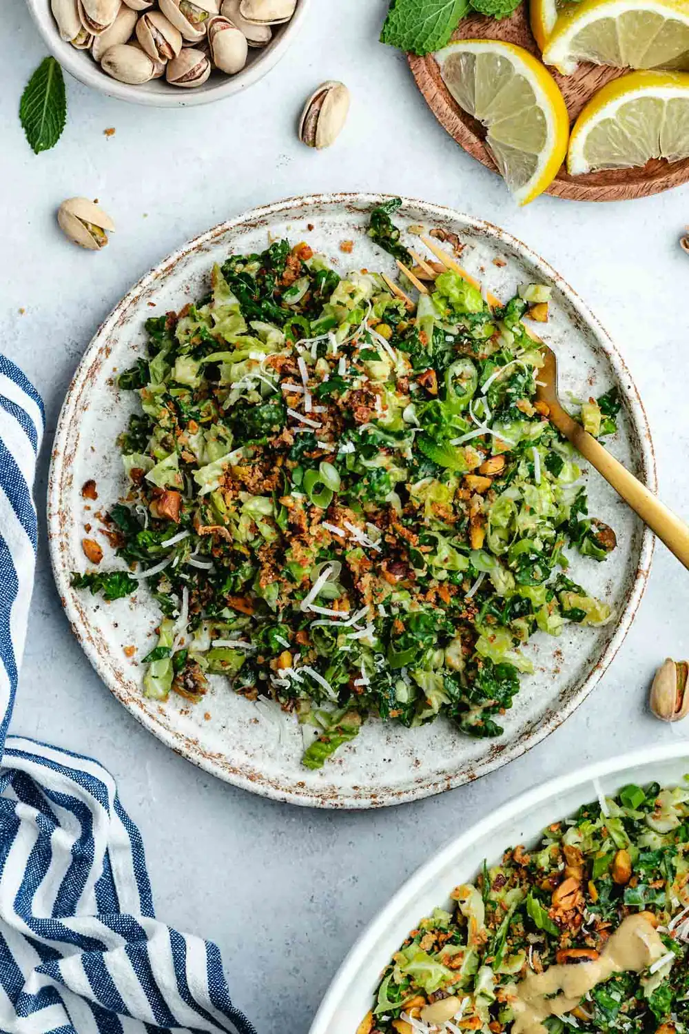 Ensalada crujiente de col rizada con aderezo cremoso de limón y pistacho