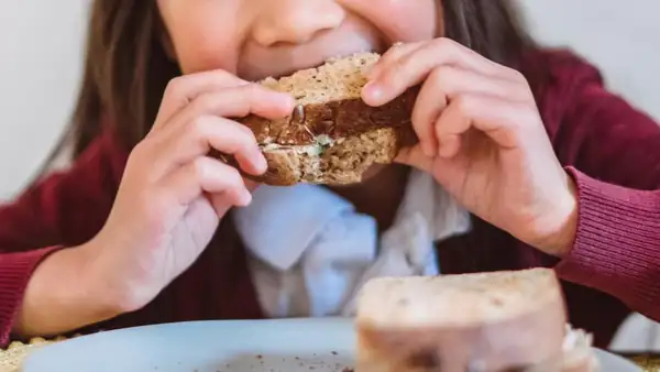 Government pushes for more wholegrain bread, fewer cakes and pastries at schools