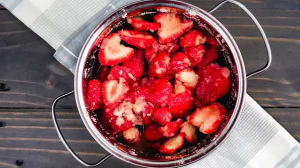 La ciencia detrás de la maceración de las bayas para un postre más dulce