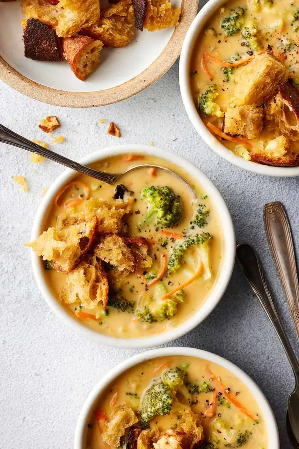 Sopa de brócoli y queso cheddar