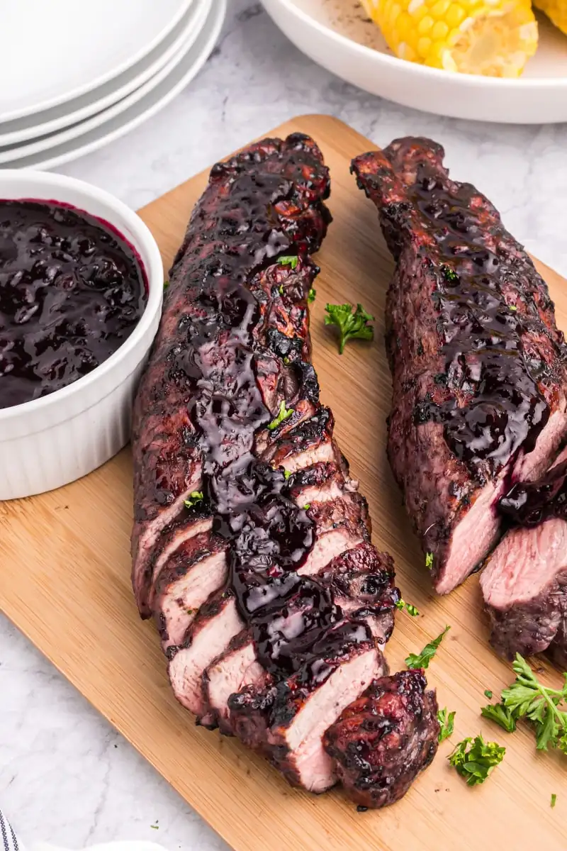 Solomillo de cerdo a la parrilla con salsa barbacoa de arándanos