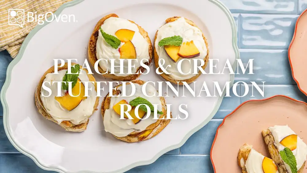 Rollos de canela rellenos de duraznos y crema