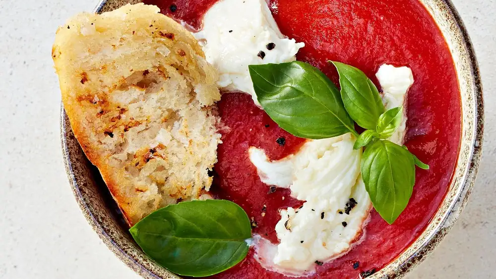 Quick lunch: Tomato and orange soup with mozzarella