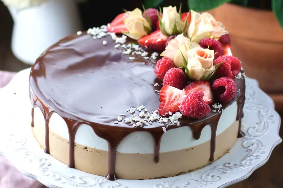 Pastel clásico de leche de pájaro (Ptashyne Moloko)
