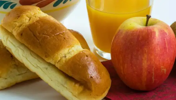 Sandwich with hazelnut cream and an apple