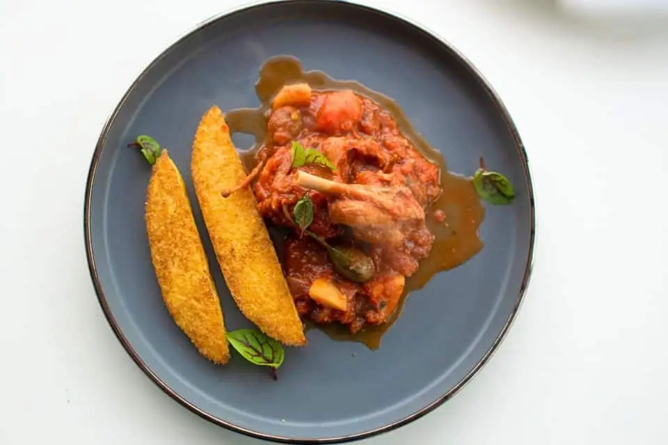 Estofado de conejo con polenta frita