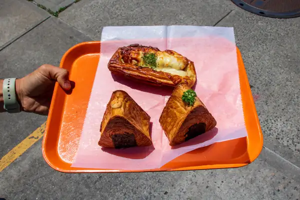 ¿Cronigiri? Sí, y es un pastel llamativo que realmente funciona