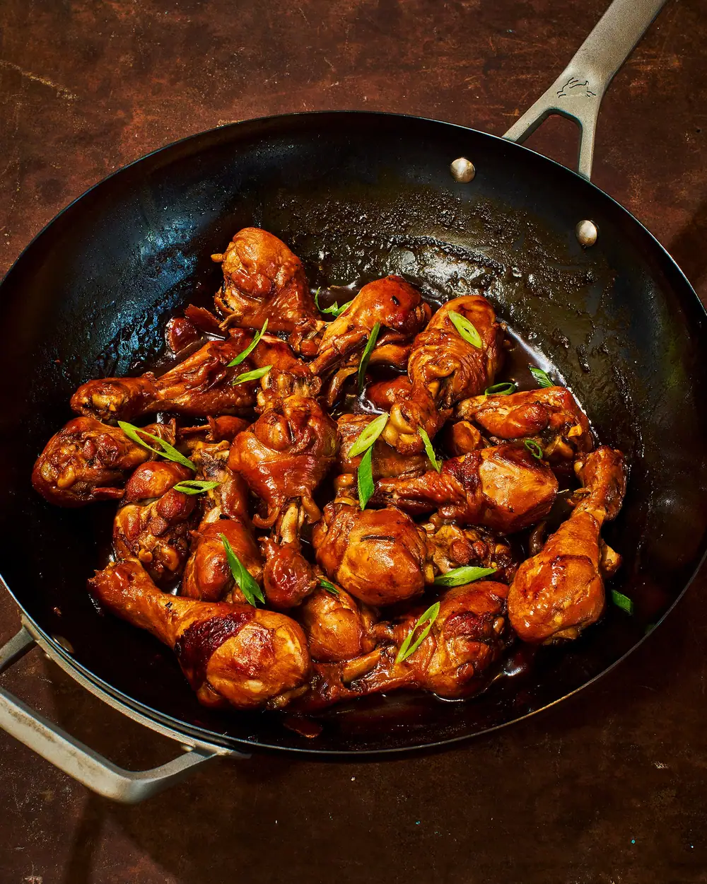 Receta de muslos de pollo estofados en salsa roja