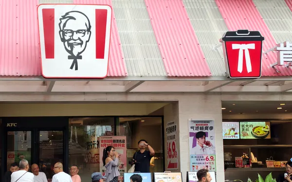 KFC Debuts An Oreo-Flavored Chicken Sandwich & Fast Food Lovers Are Horrified