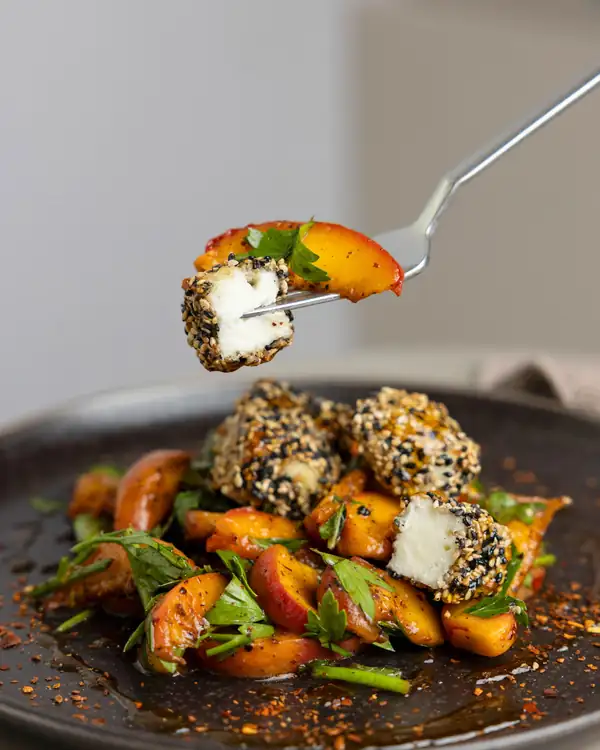 Peach salad with crispy halloumi bites