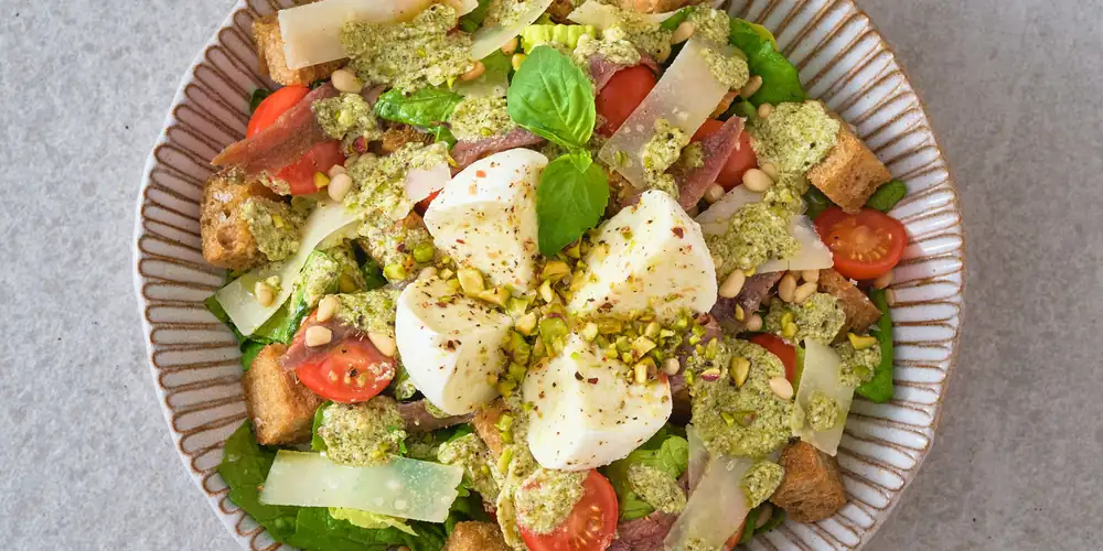 Receta de ensalada de tomate, mozzarella y anchoas con aderezo de pesto