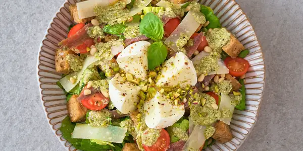 Receta de ensalada de tomate, mozzarella y anchoas con aderezo de pesto