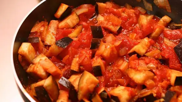 La cocción lenta y el trabajo preciso con el cuchillo definen la conserva de tomate marroquí Matbucha