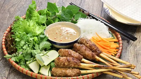 Nem Lụi Huế: La especialidad vietnamita de comida callejera a base de cerdo que tienes que probar