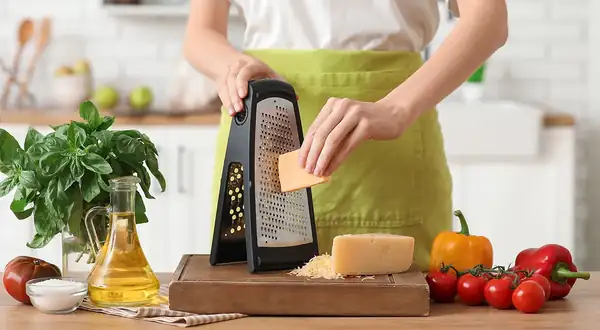 Cheese grater: which one to choose for Parmesan, mozzarella, pizza, and other cheeses