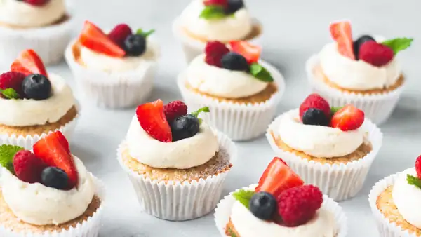 Receta básica de cupcakes para principiantes: cómo hacer bizcochos suaves con glaseado cremoso