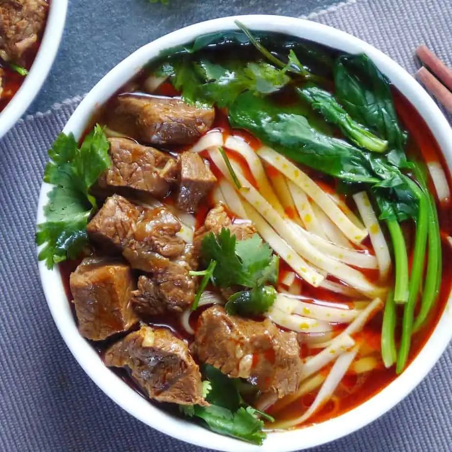 Sopa picante de fideos con carne (香辣牛肉面)