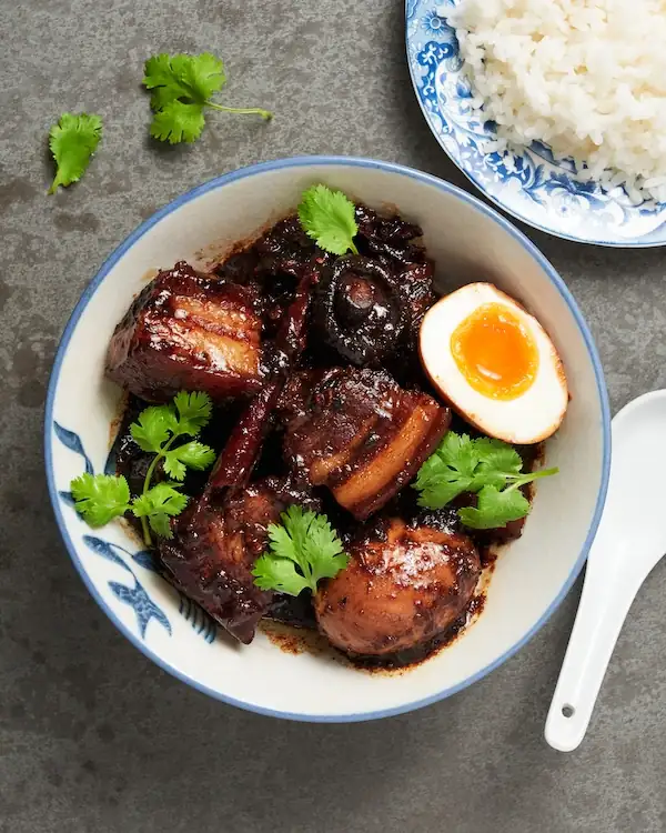 Panceta de cerdo estofada en salsa de soja y huevo en una sola olla
