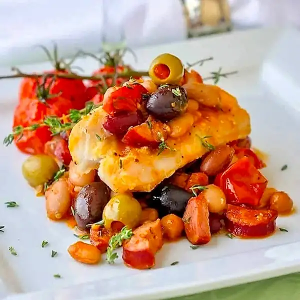 Bacalao al horno con cinco tipos de judías y chorizo: ¡una comida sana, deliciosa y muy sabrosa!