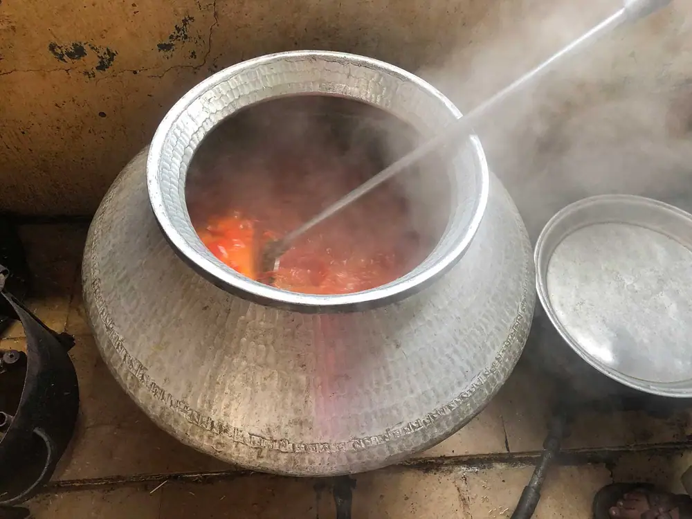 En Karachi, un biryani para cientos de personas para celebrar la luna llena.