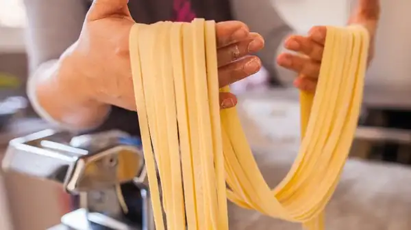 How To Use Sourdough Discard To Make Flavorful Pasta