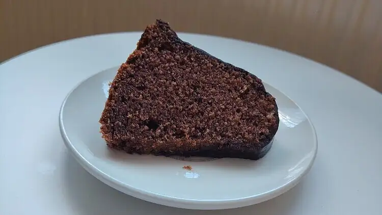 Pastel de cacao con crema agria