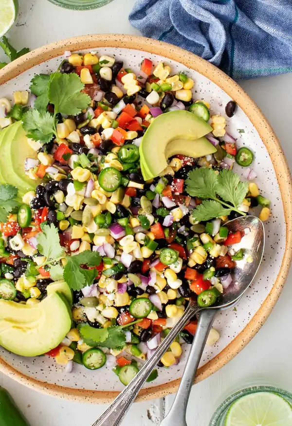 Ensalada de frijoles negros y maíz