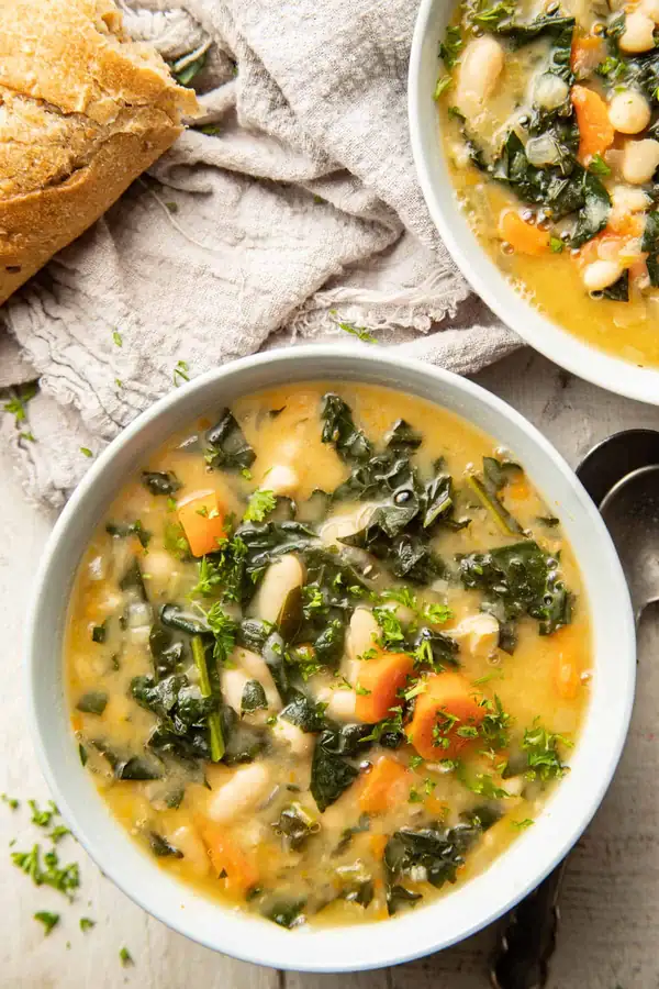 Sopa de col rizada toscana