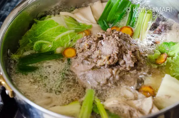 Bulgogi en olla caliente con fideos de cristal (Bulgogi Jeongol)