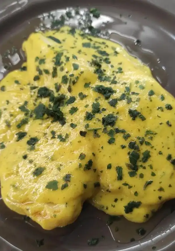Chicken breast with saffron cream