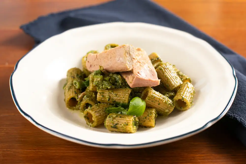 Pasta with pesto, green beans and tuna