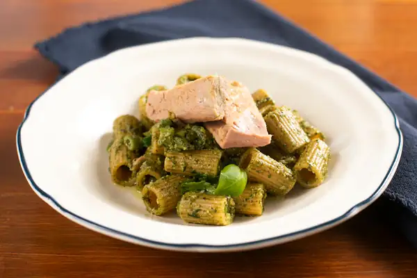 Pasta with pesto, green beans and tuna