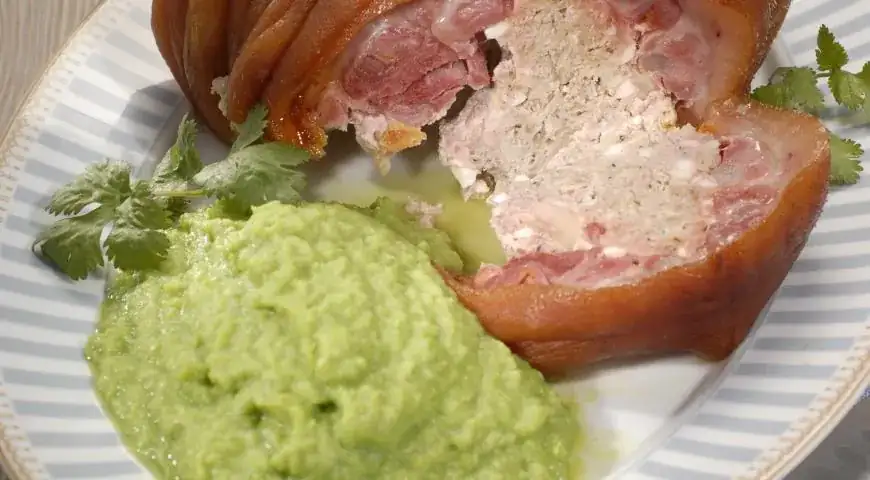 Stuffed pork knuckle with pea puree