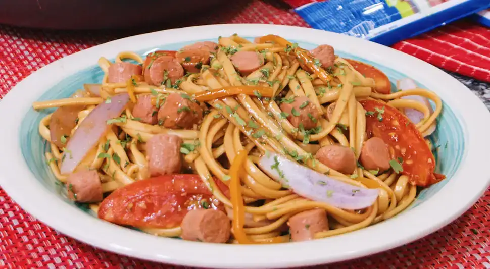 Stir-fried noodles with sausage