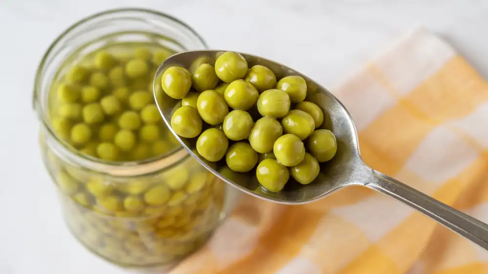 Los guisantes enlatados se convierten en una reconfortante guarnición sureña con 4 ingredientes que ya tienes en casa