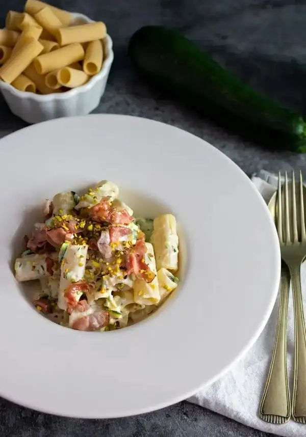 Pasta with creamy courgettes and crispy speck