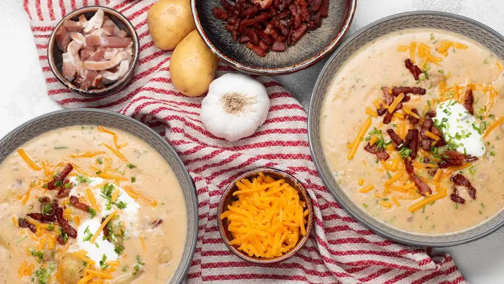 Perfecta para las frescas noches de otoño: la sopa de patatas con queso aporta calidez a la mesa