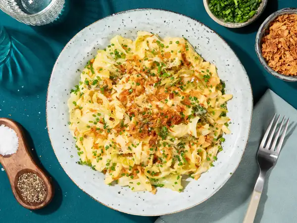 Spaetzle de col rizada picante y queso con queso de montaña