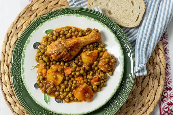 Greek Chicken Stew with Peas (Arakas me Kotopoulo)